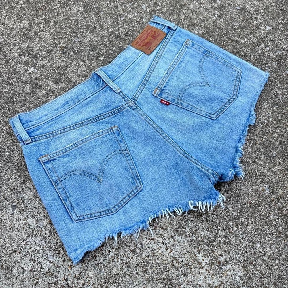 Vintage Y2K Levi's 550 Womens Cut Off Booty Shorts Light Wash Denim W32 (g6a)